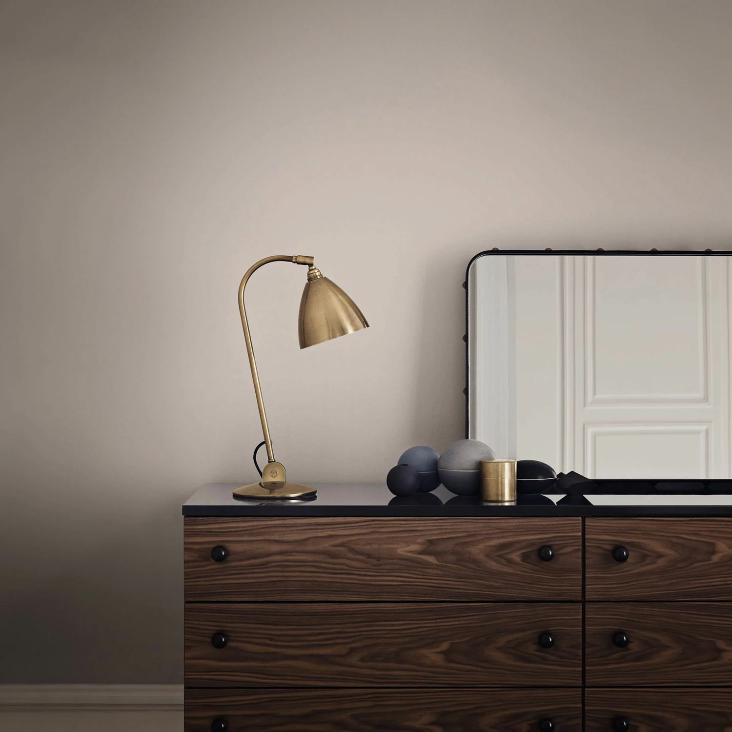 Gubi Bestlite BL2 Table Lamp, Brass/Black 6 Gubi Bestlite BL2 Table Lamp, Brass/Black - Afbeelding 4