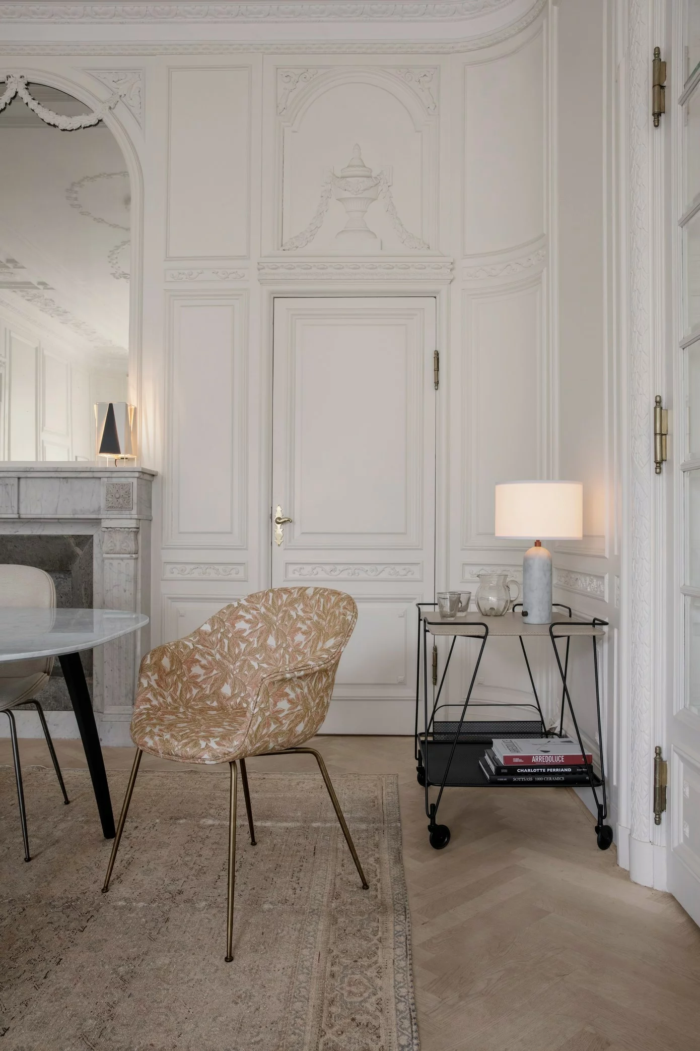 Gubi Gravity Tafellamp Groot, Grijs Marmeren / Wit 4 Gubi Gravity Tafellamp Groot, Grijs Marmeren / Wit - Afbeelding 2