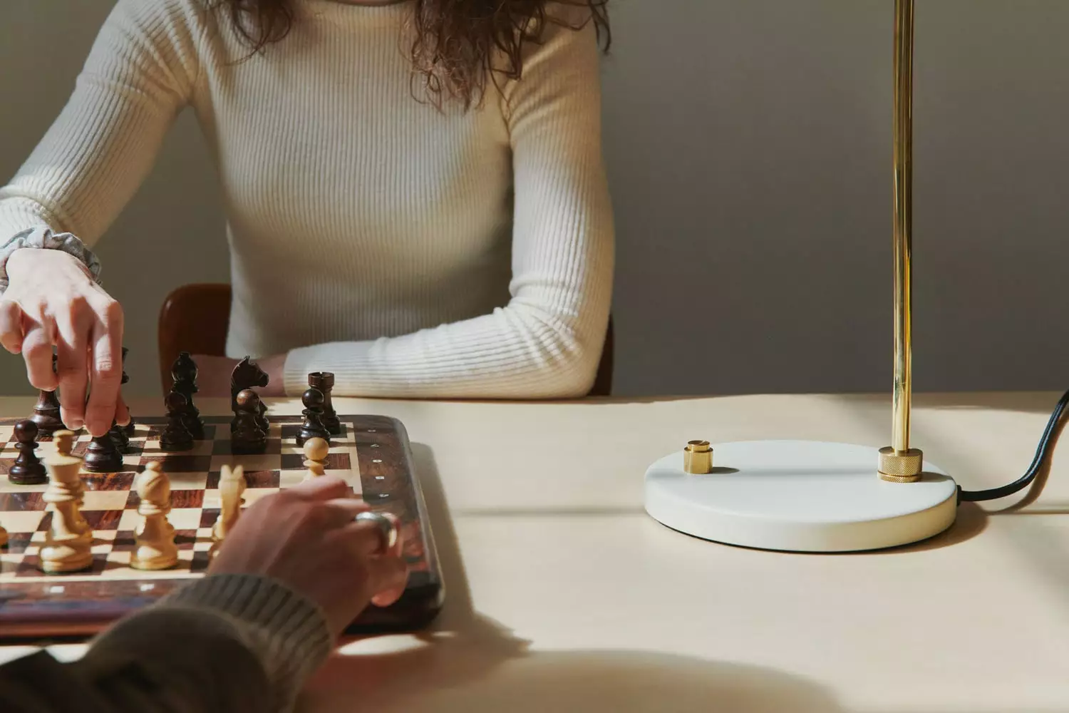 Made By Hand Petite Machine Tafellamp, Oyster White 4 Made By Hand Petite Machine Tafellamp, Oyster White - Afbeelding 2