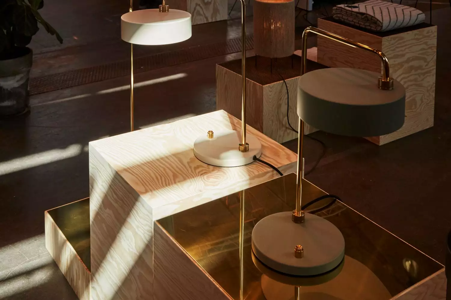 Made By Hand Petite Machine Tafellamp, Oyster White 6 Made By Hand Petite Machine Tafellamp, Oyster White - Afbeelding 4