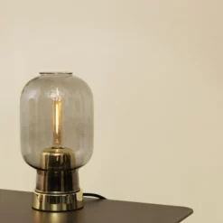 Normann Copenhagen Amp Tafellamp, Rookgrijs / Messing -Tafellampen Verkoopwinkel normann copenhagen amp tafellamp 0