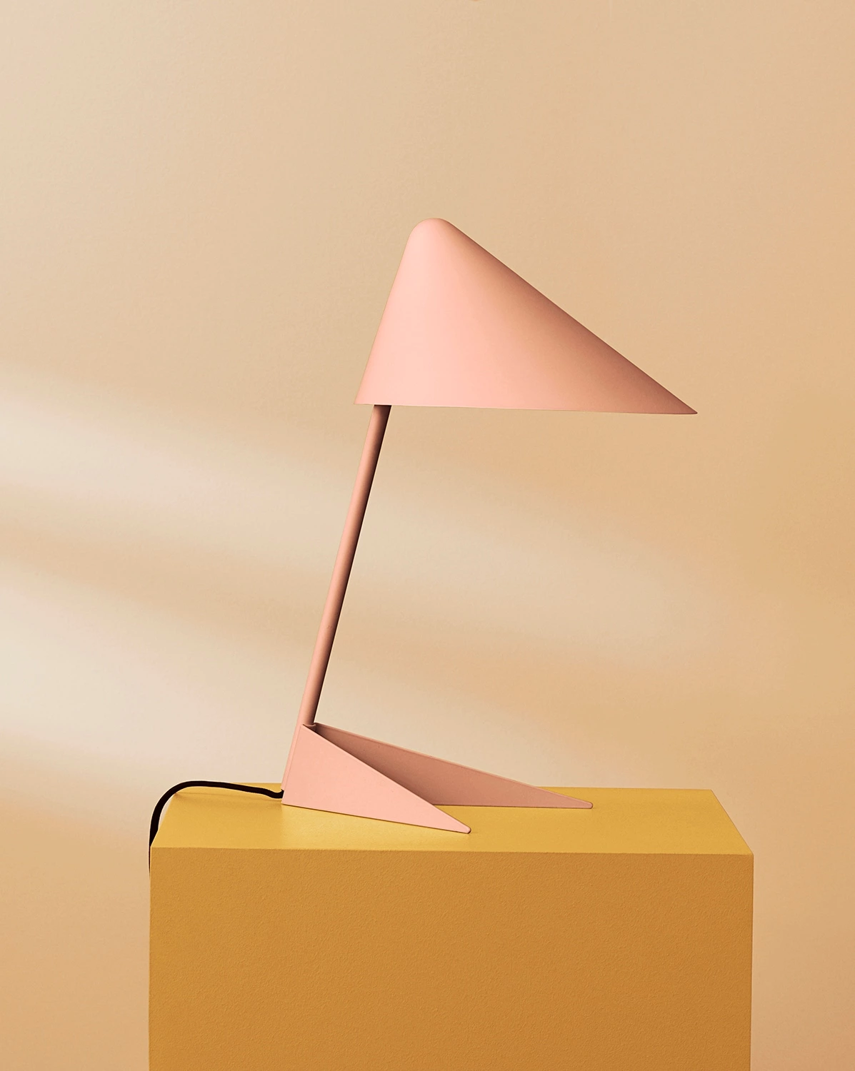 Warm Nordic Ambience Table Lamp, Black Noir/Brass 6 Warm Nordic Ambience Table Lamp, Black Noir/Brass - Afbeelding 4